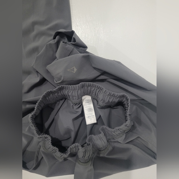 IVVIVA BY LULULEMON Sz 8 - Picture 3 of 5